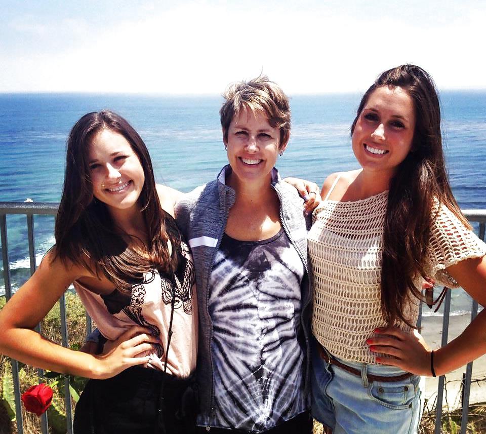 25P Facebook teen babes 20 girls posing with their real moms