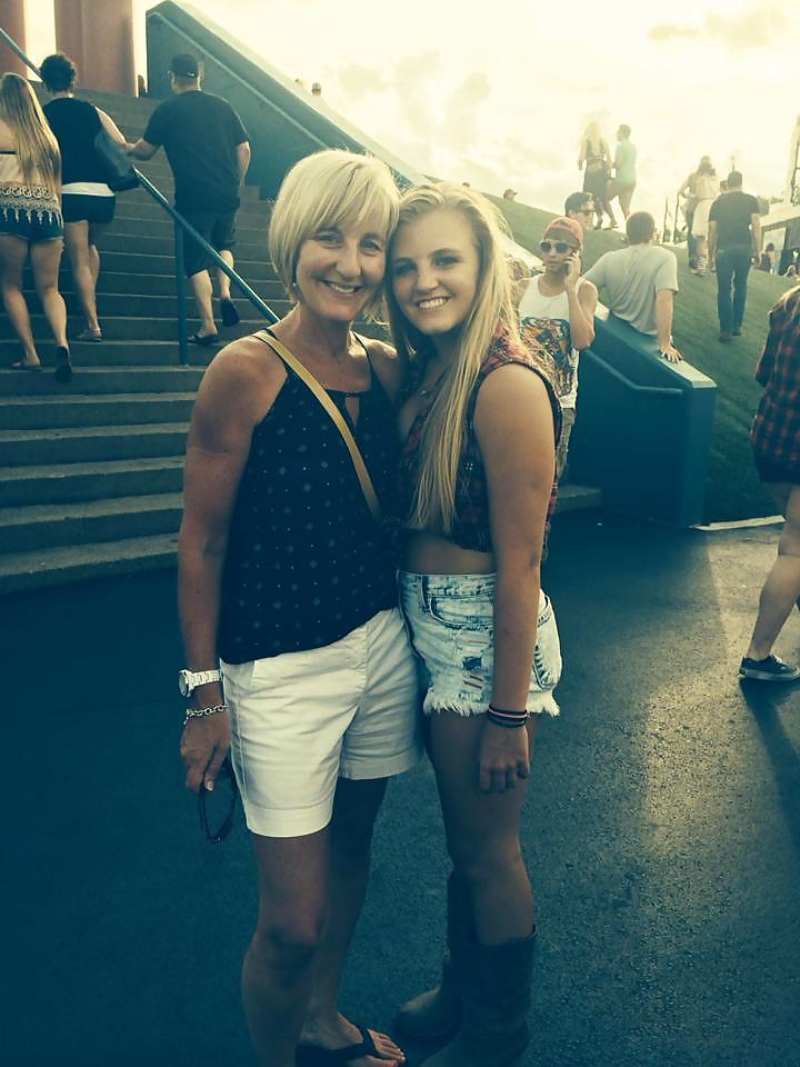 25P Facebook teen babes 20 girls posing with their real moms