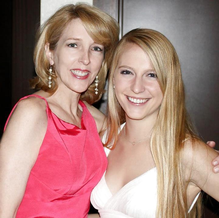 25P Facebook teen babes 20 girls posing with their real moms