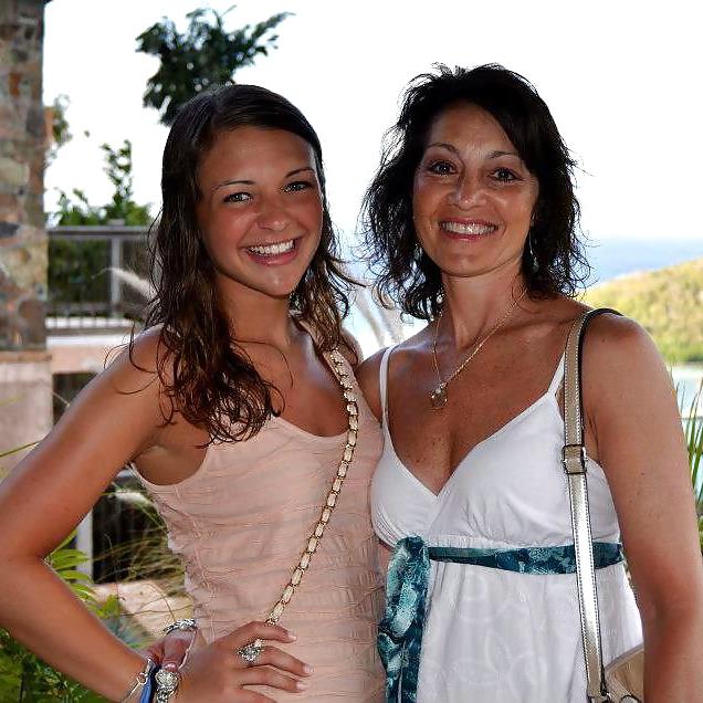 25P Facebook teen babes 20 girls posing with their real moms