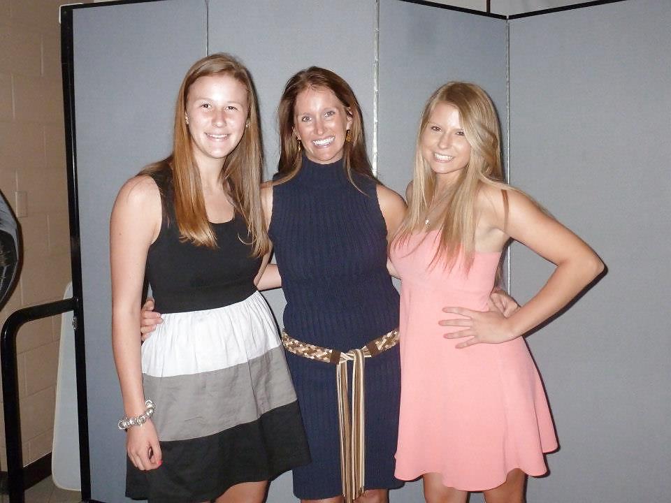 25P Facebook teen babes 20 girls posing with their real moms