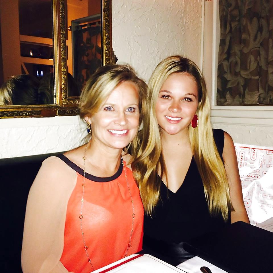 25P Facebook teen babes 20 girls posing with their real moms