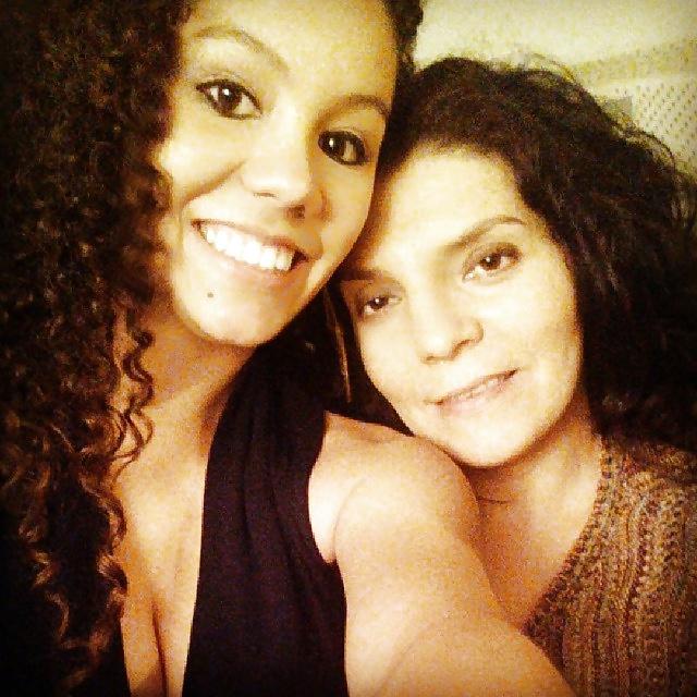 25P Facebook teen babes 20 girls posing with their real moms
