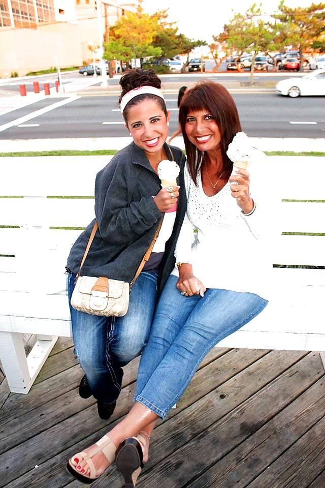 25P Facebook teen babes 20 girls posing with their real moms