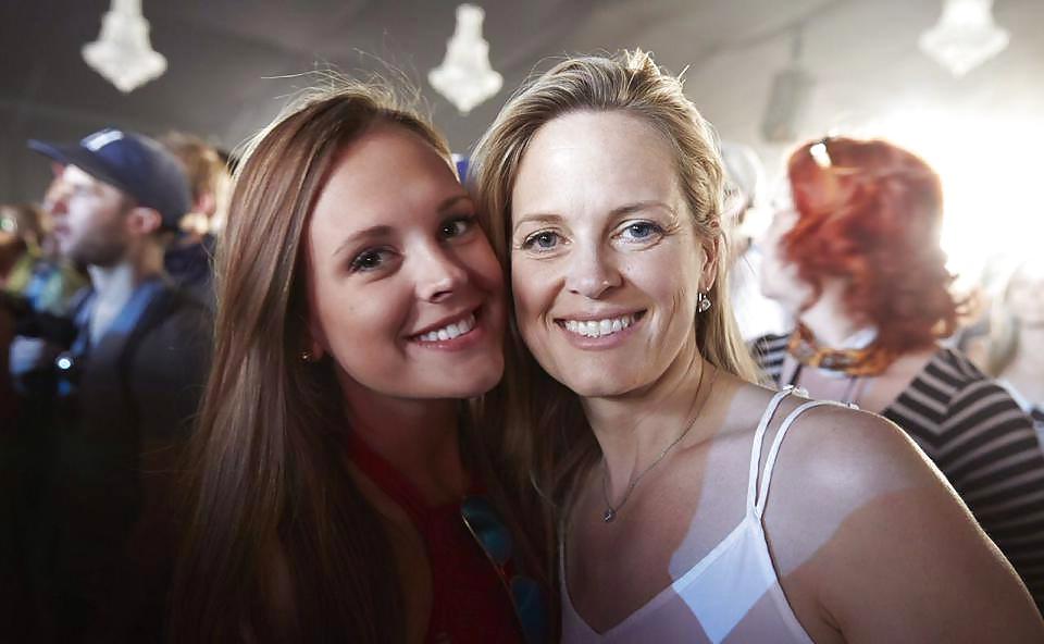 25P Facebook teen babes 20 girls posing with their real moms