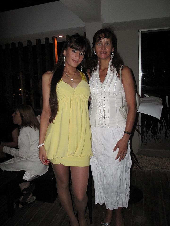25P Facebook teen babes 20 girls posing with their real moms