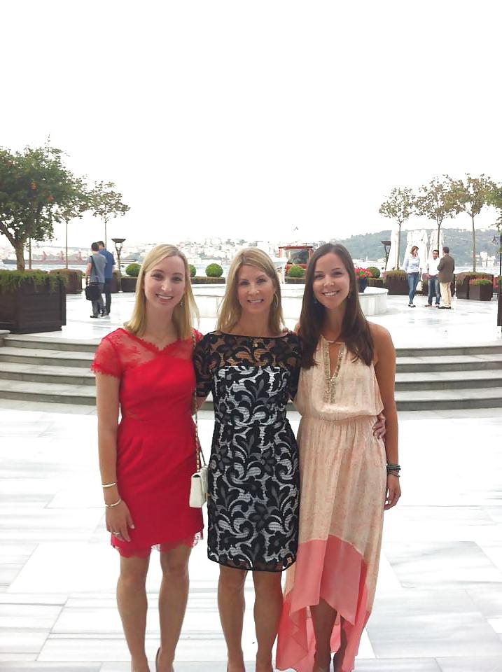 25P Facebook teen babes 20 girls posing with their real moms