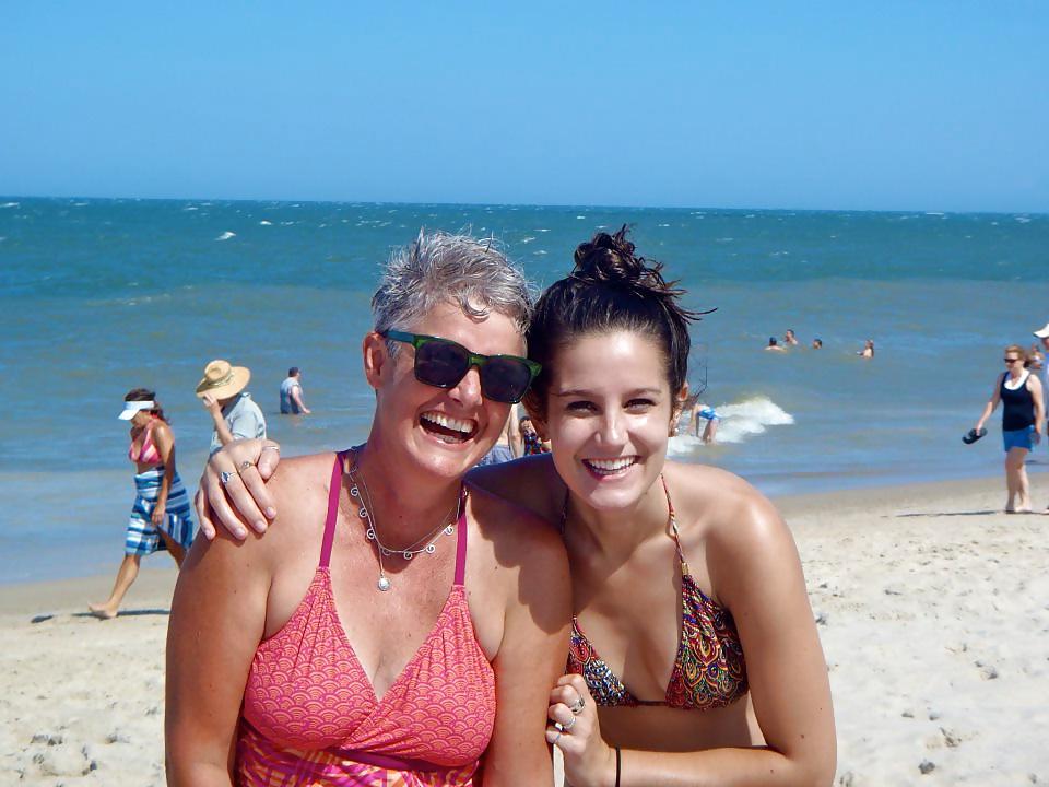 25P Facebook teen babes 20 girls posing with their real moms