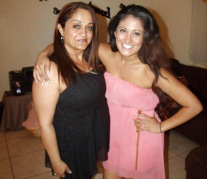 25P Facebook teen babes 20 girls posing with their real moms