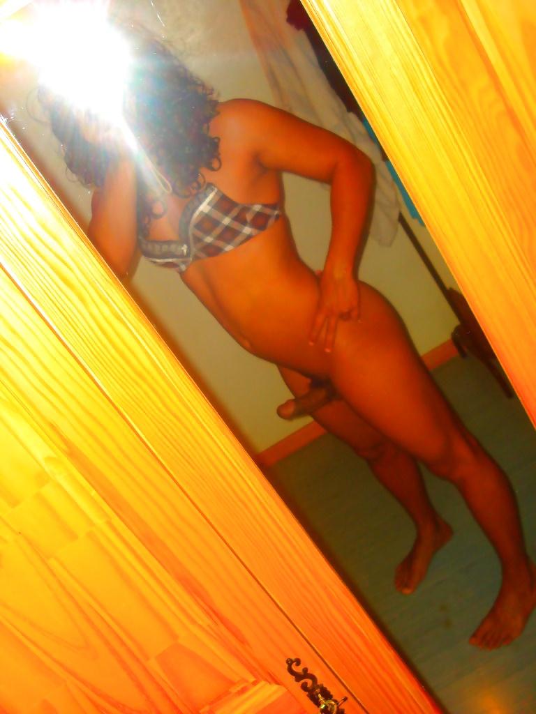 10P Jeune etudiante travesti met la pose