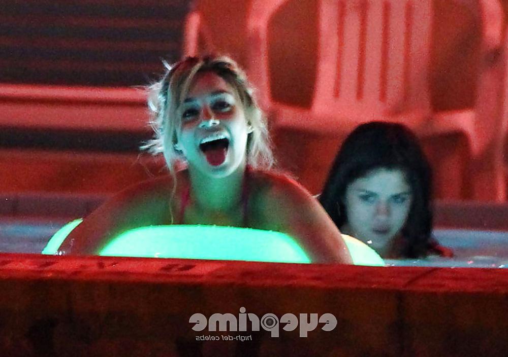 25P Cute celebrity slut Vanessa Hudgens