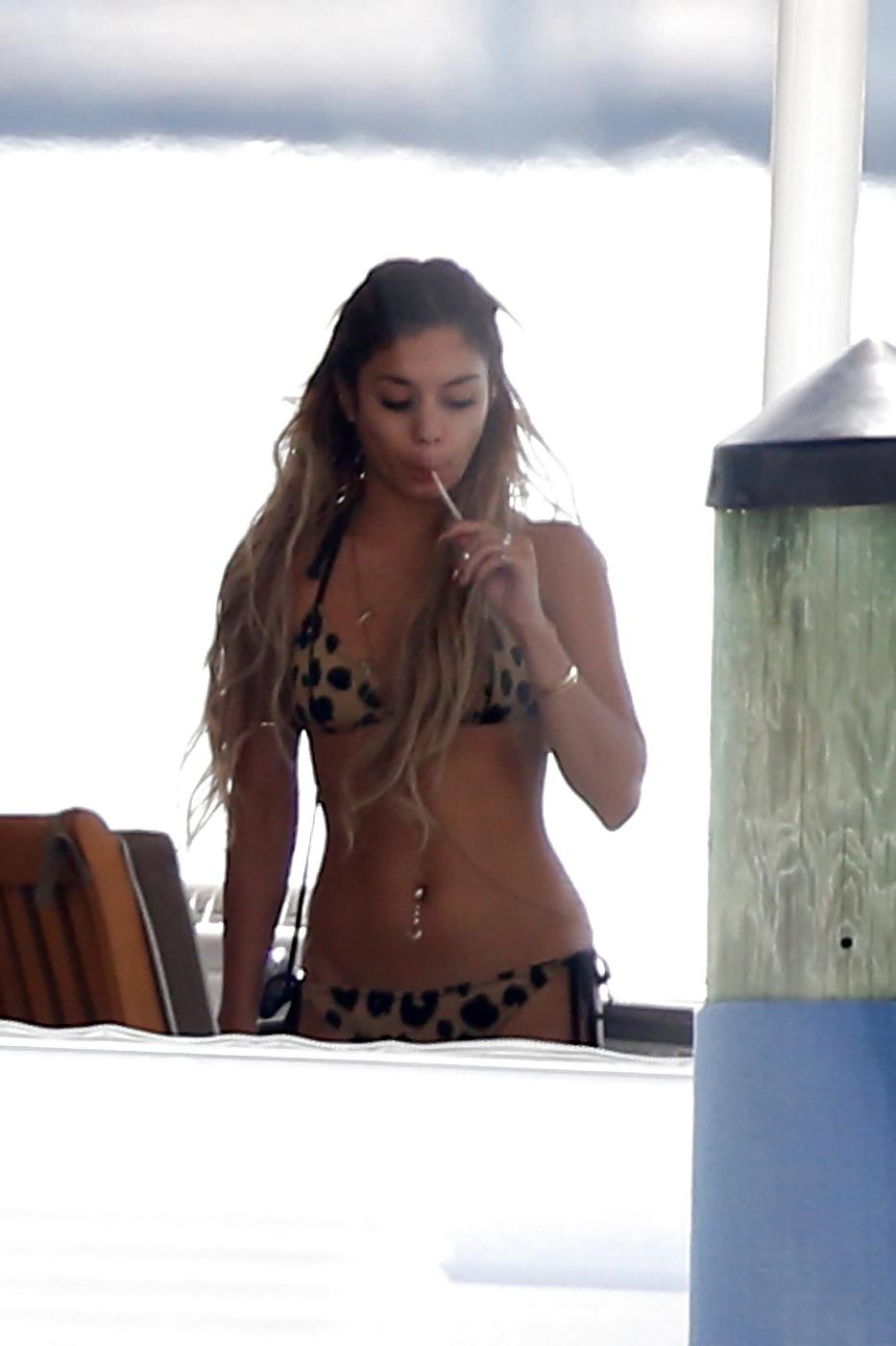 25P Cute celebrity slut Vanessa Hudgens