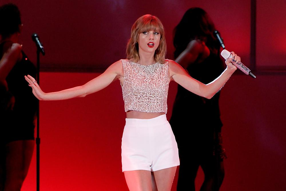 25P Taylor Swift We Can Survive Sexy HQ (CCM)