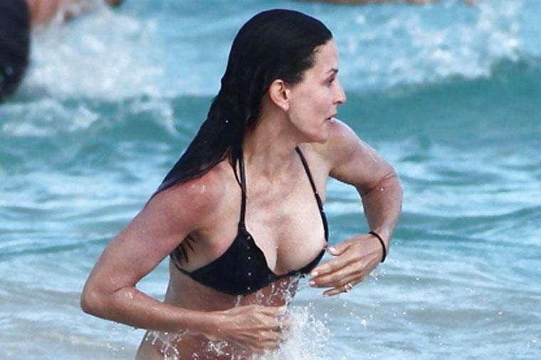 11P Mature celebrity Courtney Cox (50)