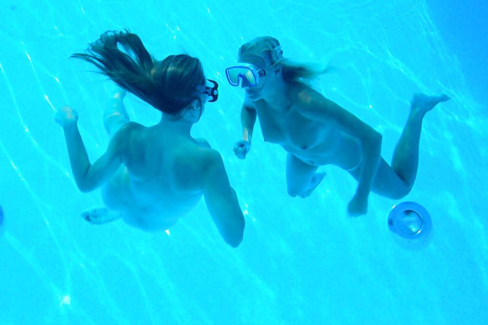 15P Sara & Nessy in the swimming pool