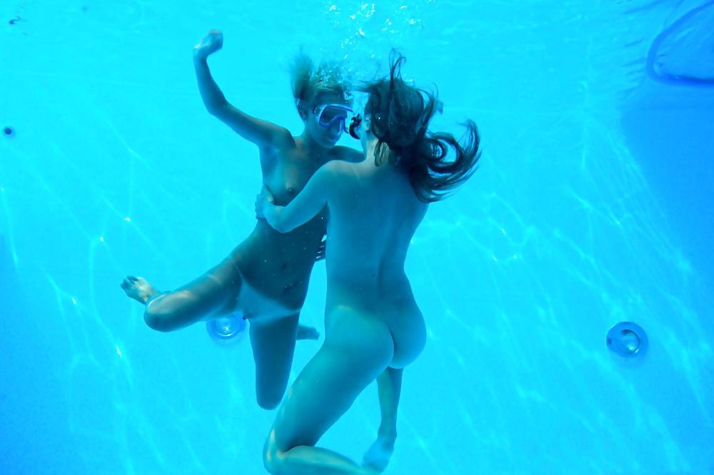 15P Sara & Nessy in the swimming pool