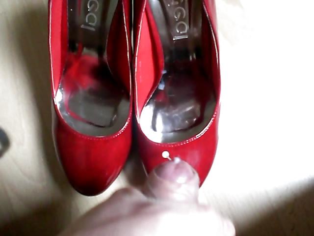 14P Cum in her red Heels