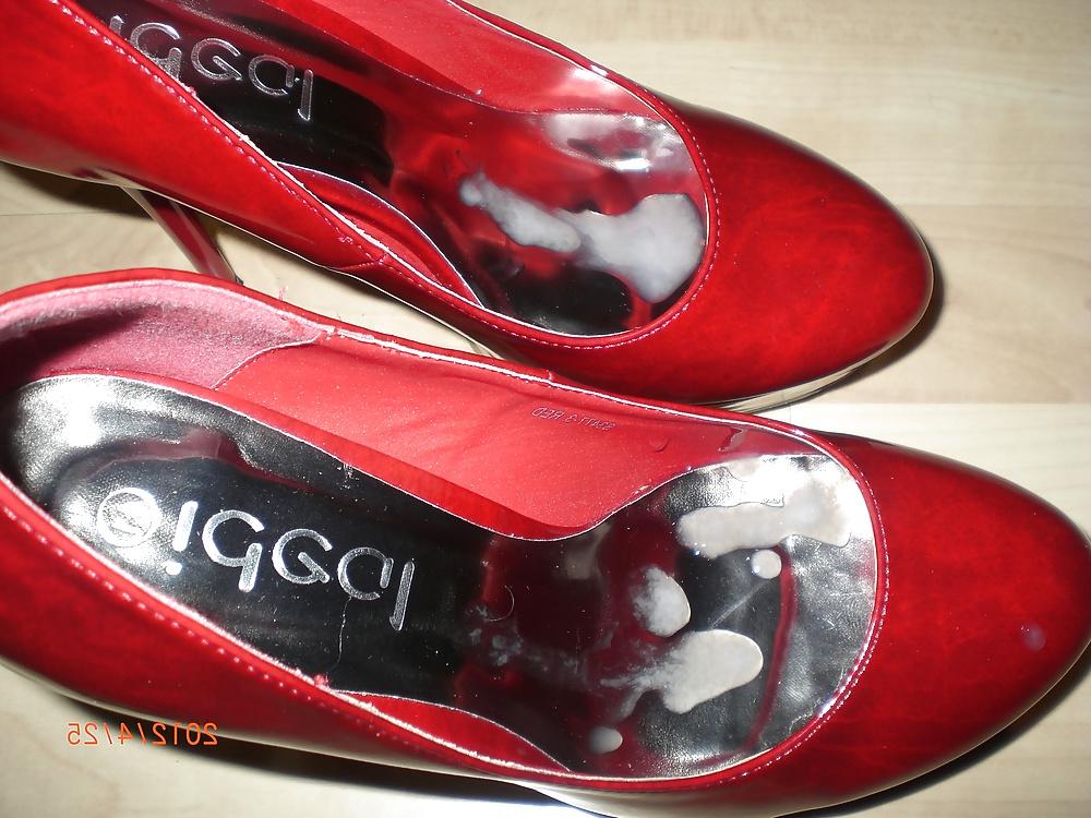 14P Cum in her red Heels