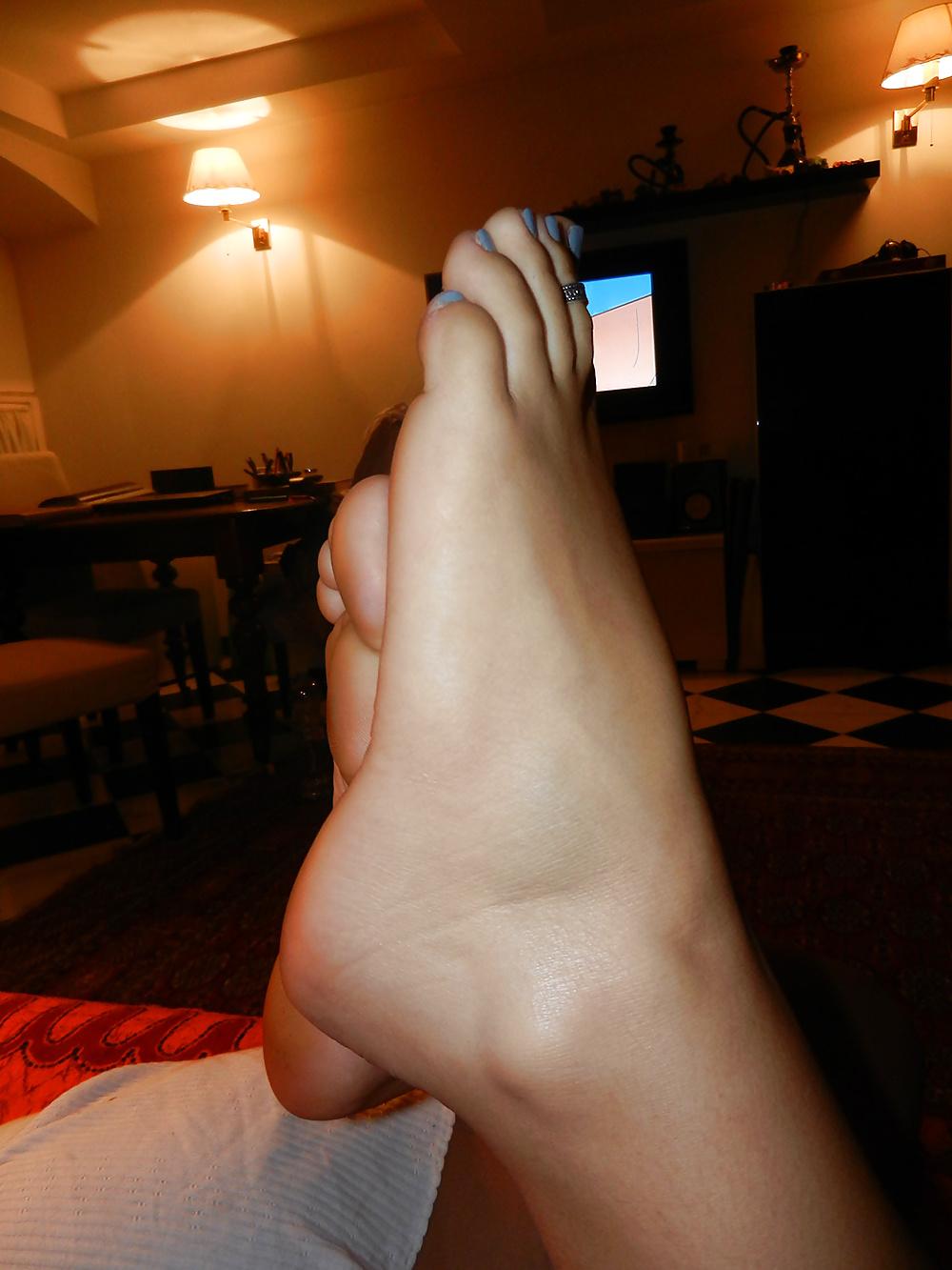 14P Gray polish feet show