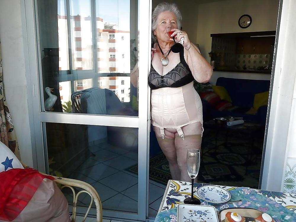25P Milfs and GILFs posing