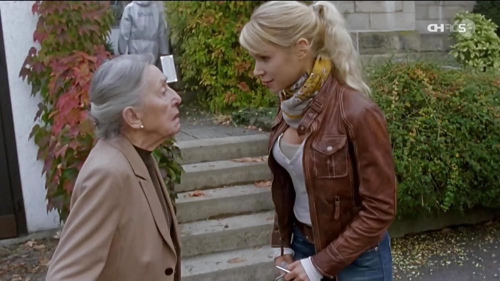 8P German actress Nina Gnaedig