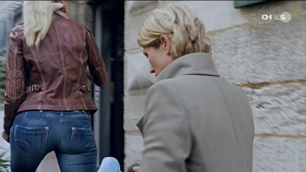 8P German actress Nina Gnaedig