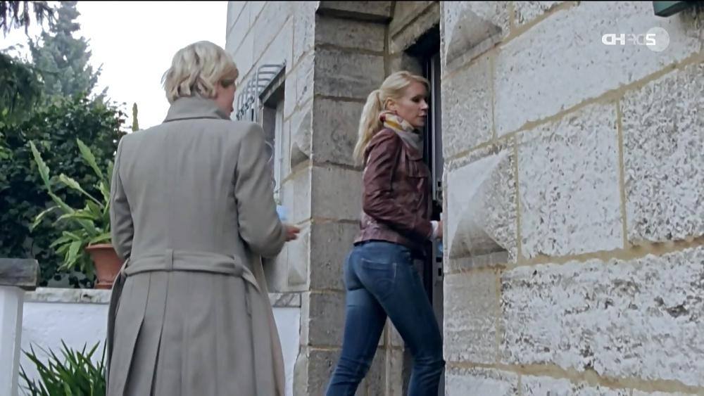 8P German actress Nina Gnaedig