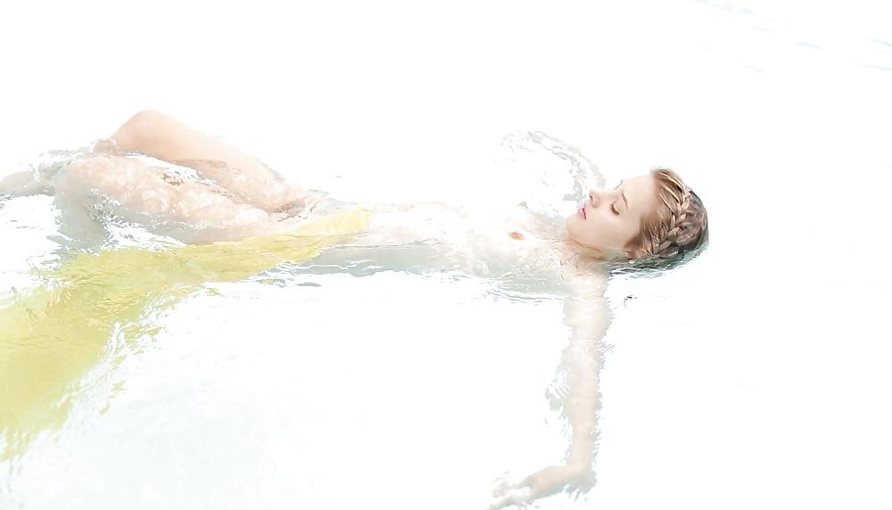 19P Beauty at the swimming pool 01