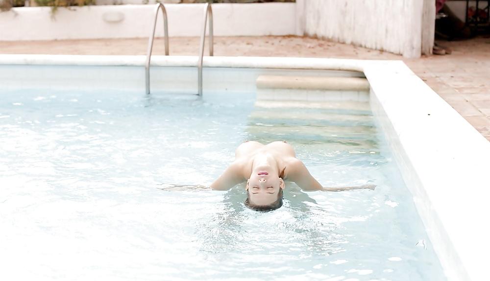 19P Beauty at the swimming pool 01