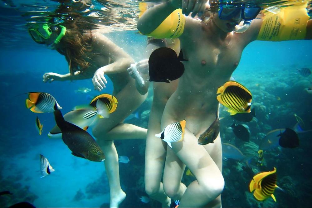 25P Naked teens swimming 