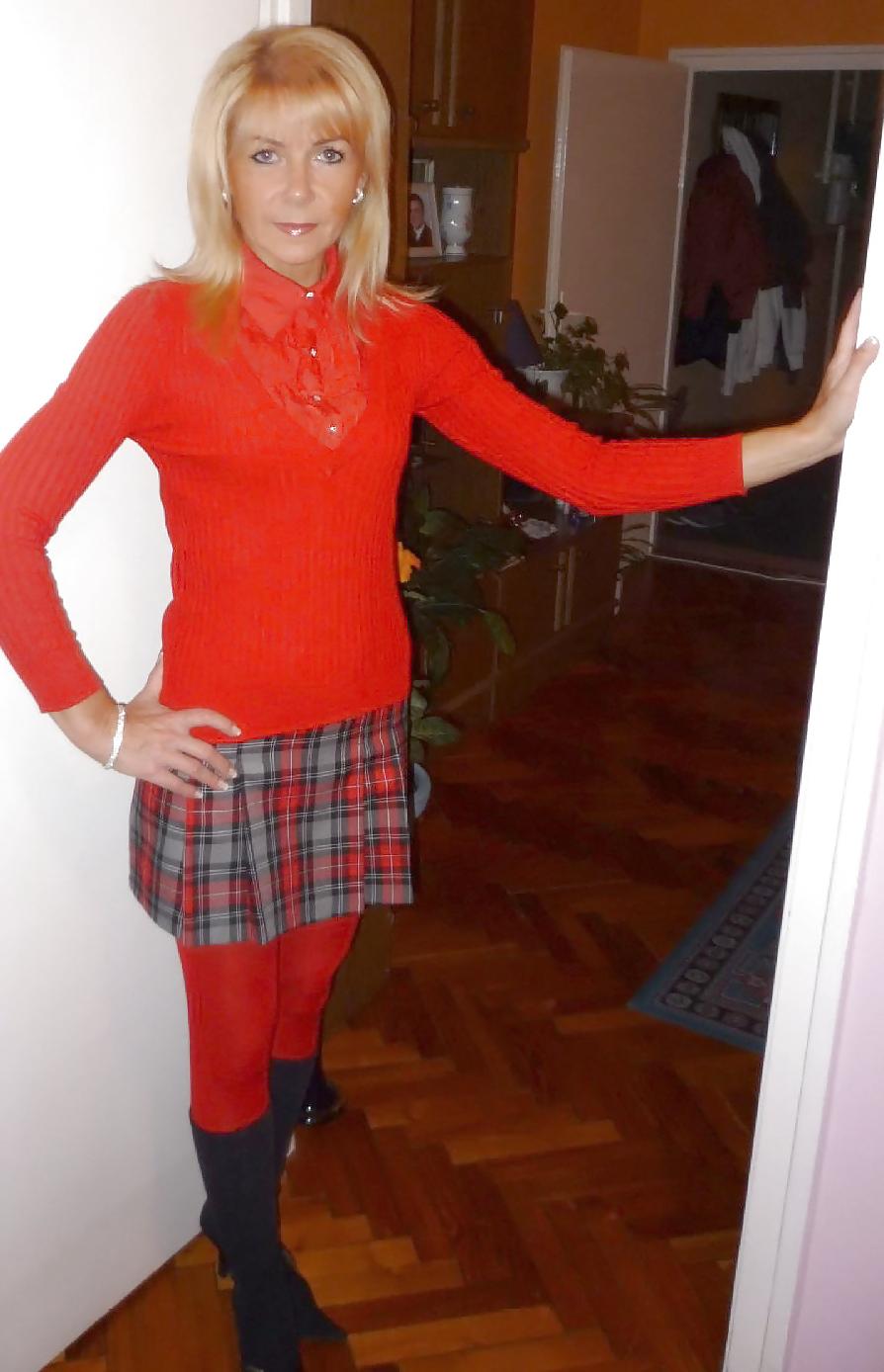 10P Hot Granny Posing 02.