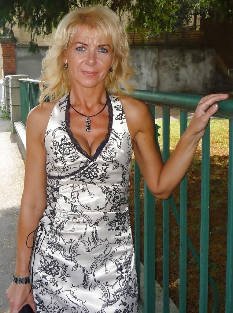 10P Hot Granny Posing 02.