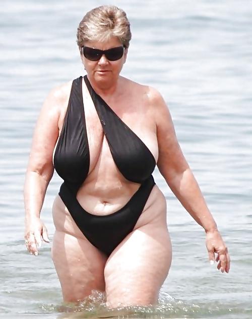 25P Mature Mom 9