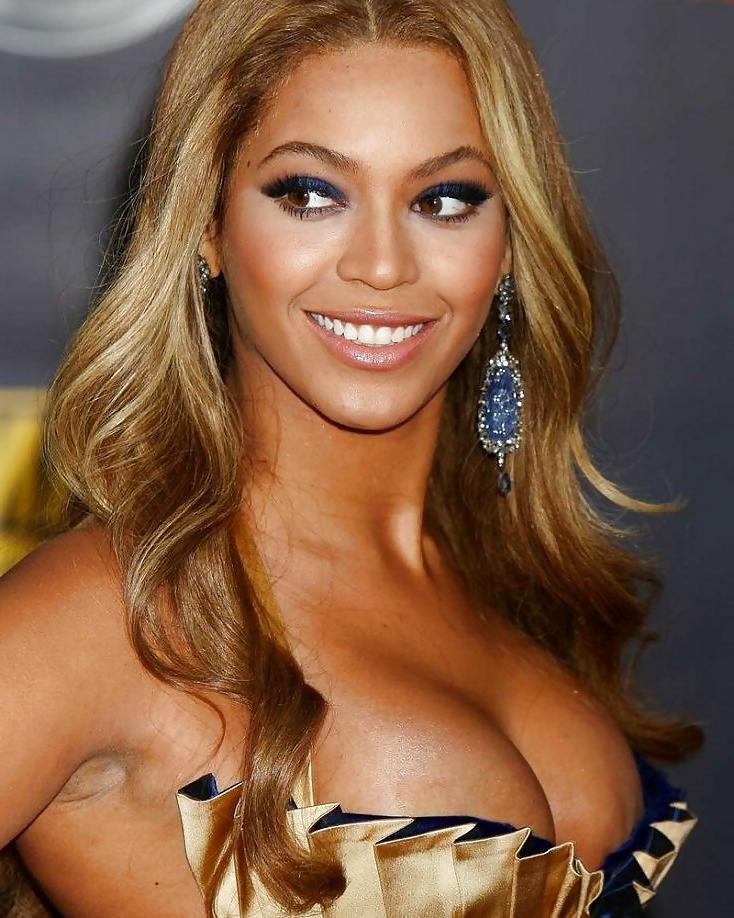 25P Celebrity Cleavage 1