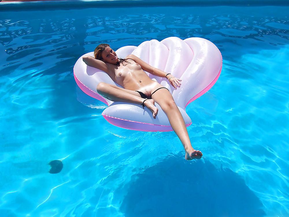 12P Mermaid dives in swimming pool