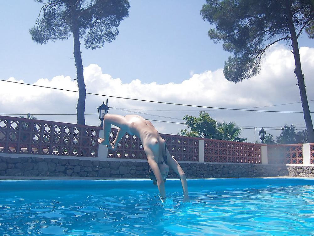 12P Mermaid dives in swimming pool