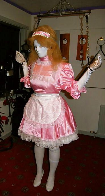 25P Sissy ist gefesselt, geknebelt und entblößt