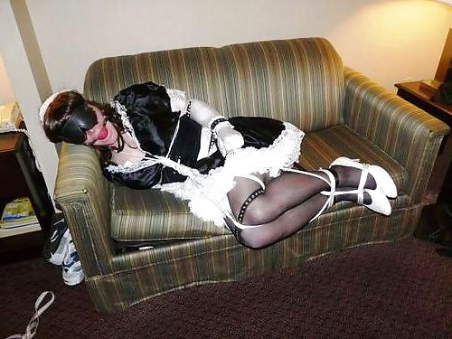 25P Sissy ist gefesselt, geknebelt und entblößt