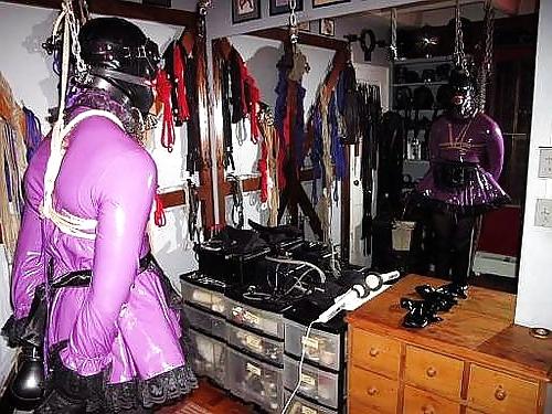 25P Sissy ist gefesselt, geknebelt und entblößt