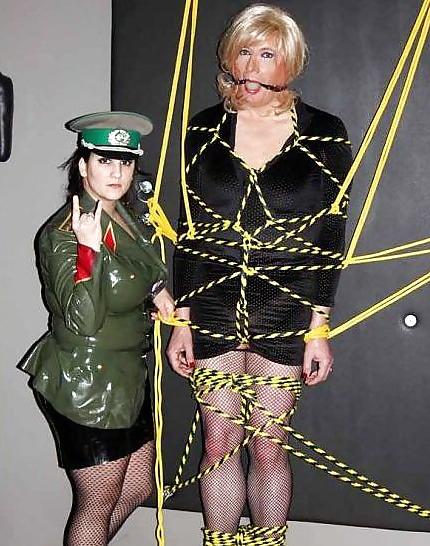 25P Sissy ist gefesselt, geknebelt und entblößt