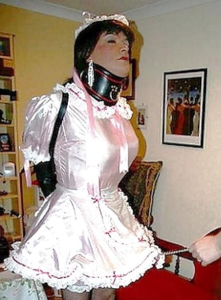 25P Sissy ist gefesselt, geknebelt und entblößt