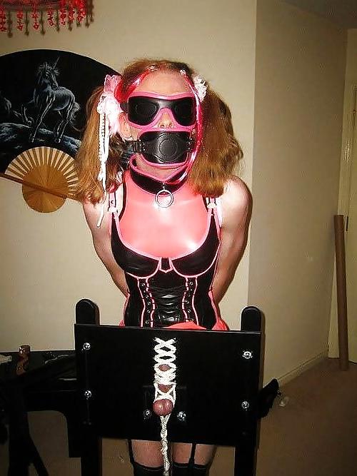 25P Sissy ist gefesselt, geknebelt und entblößt