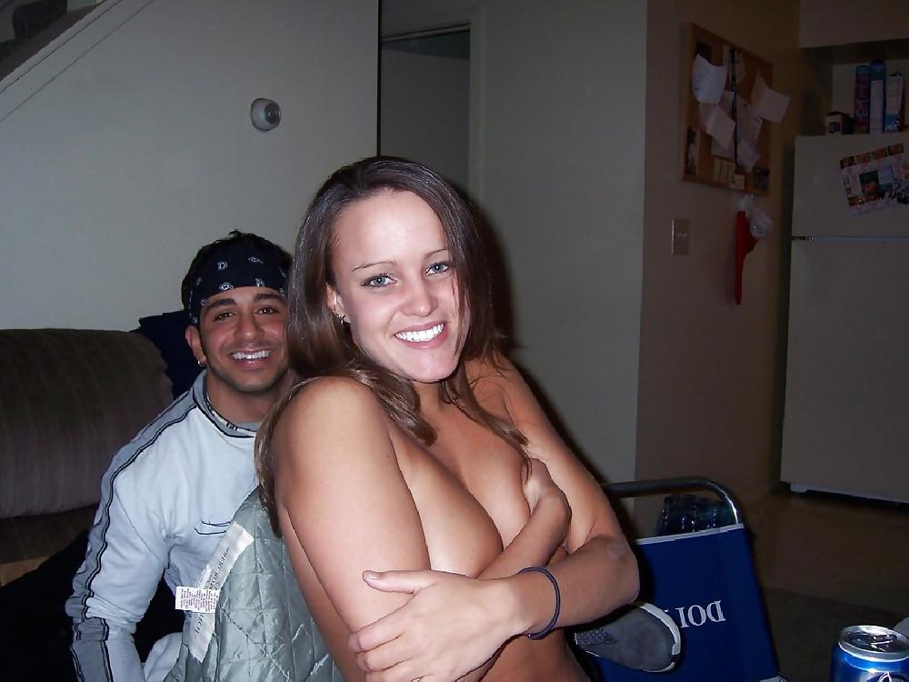 24P AMATEURE - BRUNETTE POSING & SUCKING