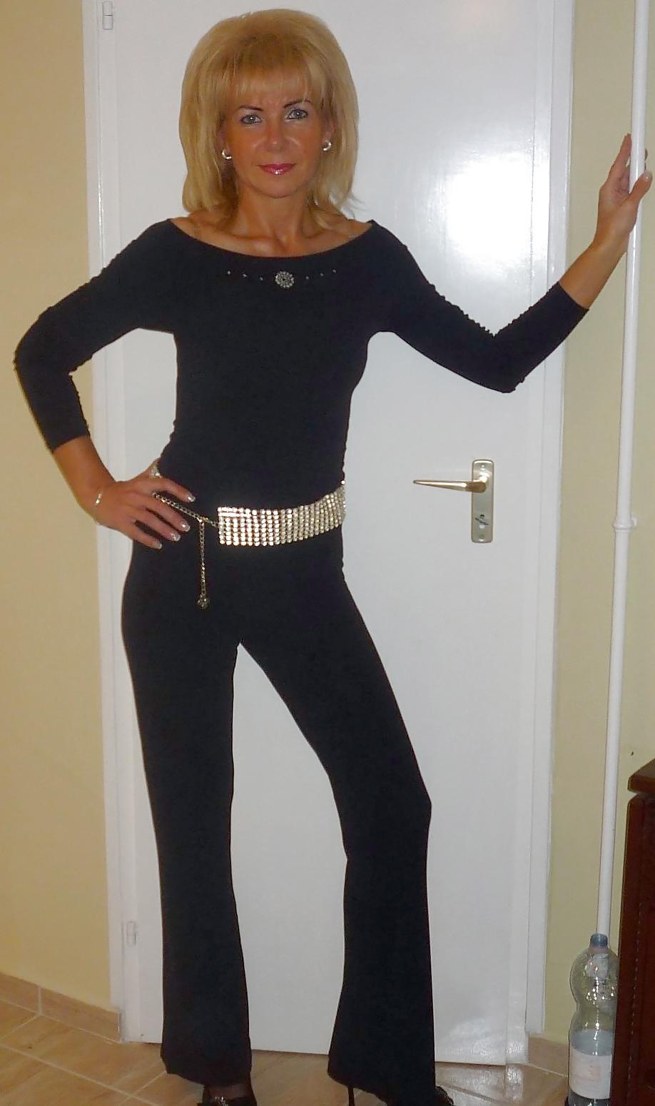 8P Hot Granny Posing 01.
