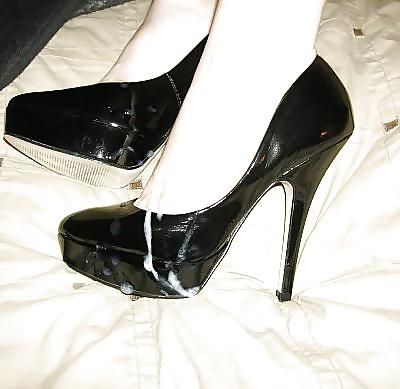 25P Reinige meine mit Sperma getränkten Heels – hauptsächlich