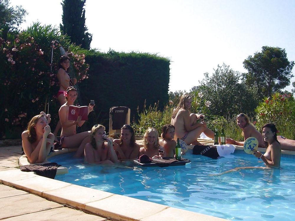 18P Topless Poolside Hotties
