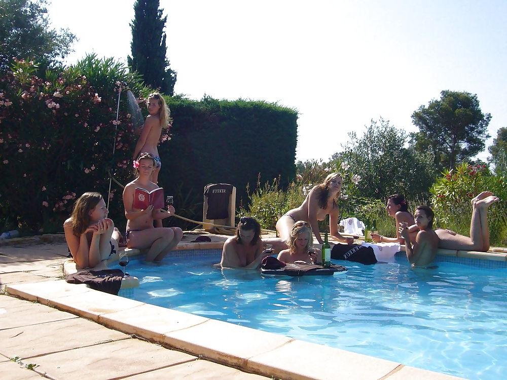 18P Topless Poolside Hotties