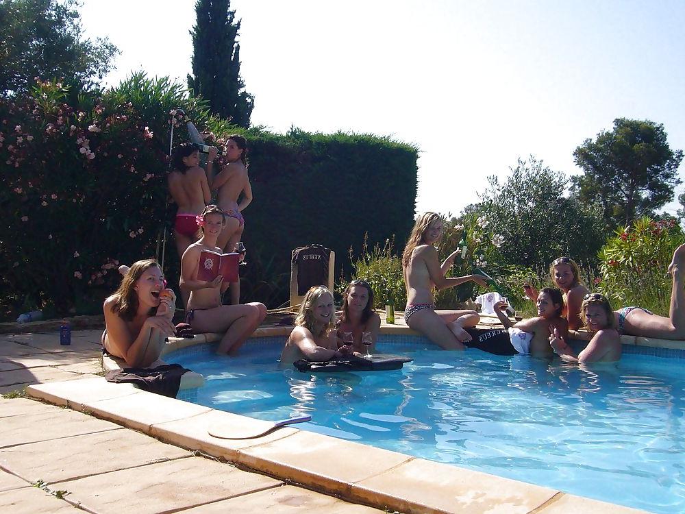 18P Topless Poolside Hotties