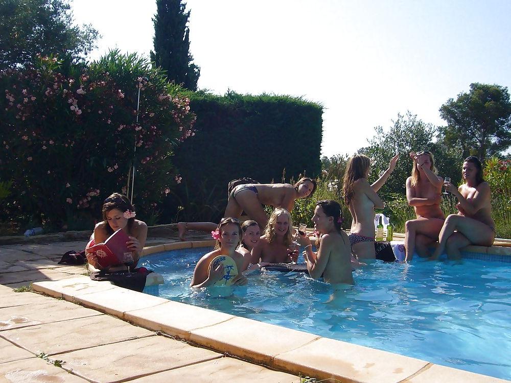 18P Topless Poolside Hotties