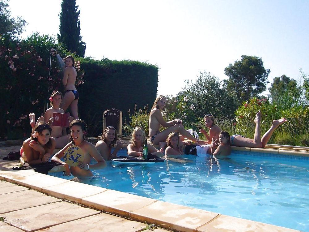 18P Topless Poolside Hotties